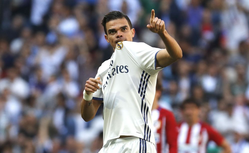 Foto: Pepe celebra su último gol marcado con la camiseta del Real Madrid, en el derbi liguero ante el Atlético de Madrid. (EFE)