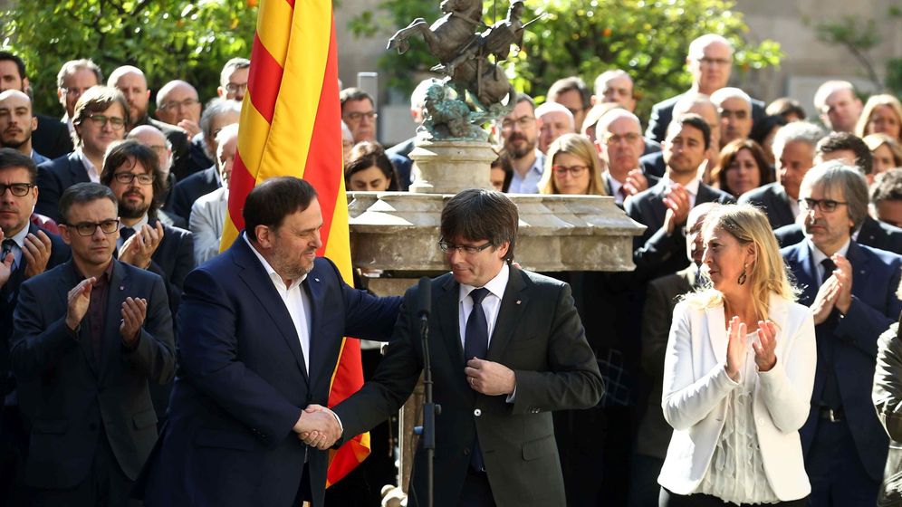 Foto: El presidente de la Generalitat, Carles Puigdemont junto al vicepresidente, Oriol Junqueras tras firmar el manifiesto. (EFE)