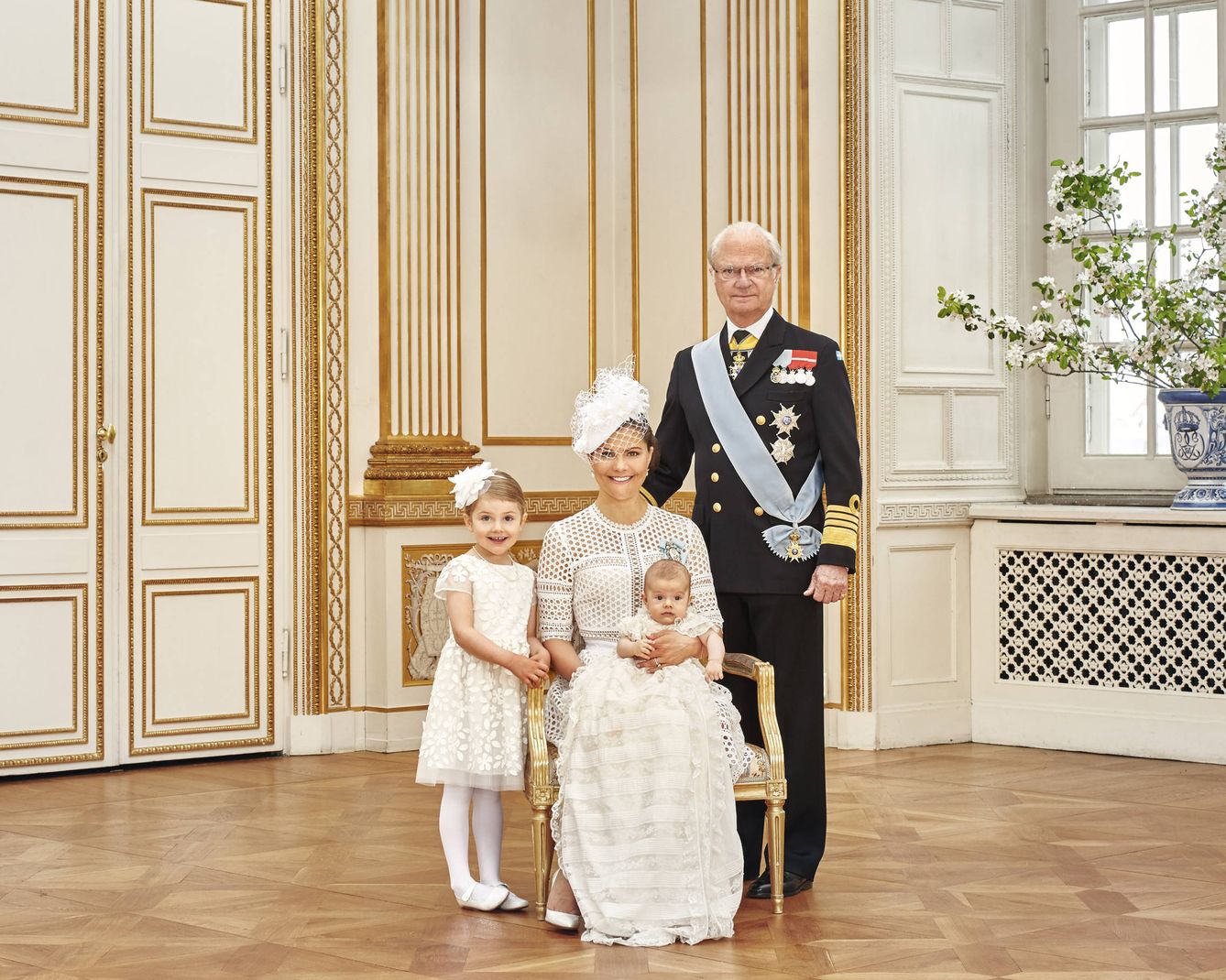 las-tiernas-imagenes-oficiales-del-bautizo-del-principe-oscar-de-suecia.jpg